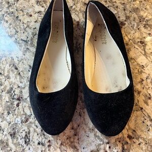 BLACK FAUX SUEDE BALLET FLATS. SIZE 8. OVAL TOE